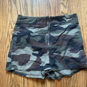 Hot Topic Vintage High Waisted Zipper Camo Shorts Size Small